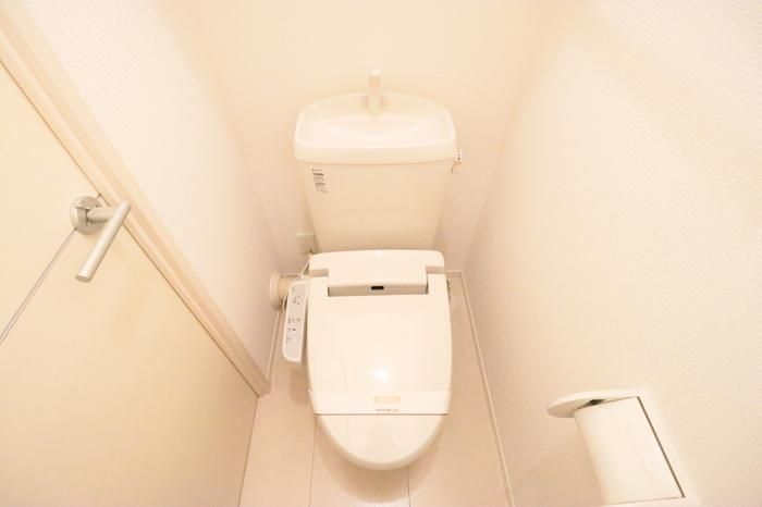 【トイレ】　温水洗浄暖房便座も完備しておりますよ☆