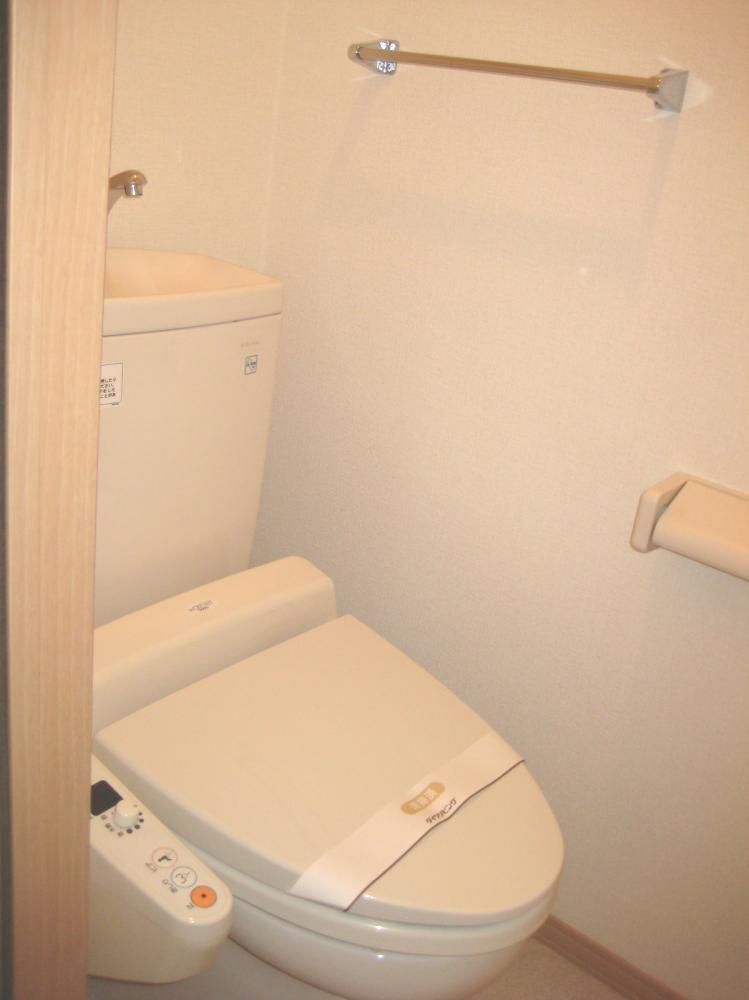 【トイレ】　うれしい温水洗浄暖房便座も完備してますよ♪