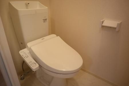 【トイレ】　温水洗浄暖房便座も完備されてますよ♪