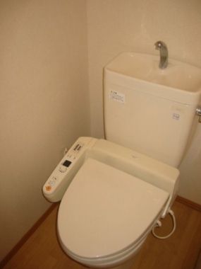 【トイレ】　快適な温水洗浄便座付〜