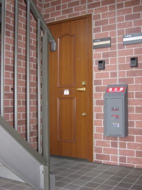 【玄関】　玄関前消火器設置