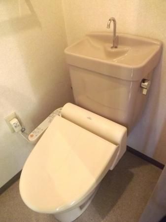 【トイレ】　温水洗浄暖房便座も完備されております♪