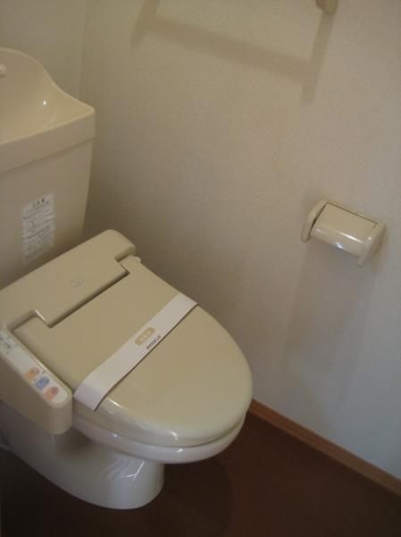 【トイレ】　温水洗浄暖房便座も完備で嬉しい☆