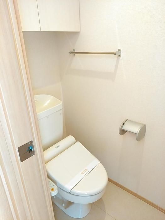 【トイレ】　温水洗浄暖房便座まで完備されてますよ♪