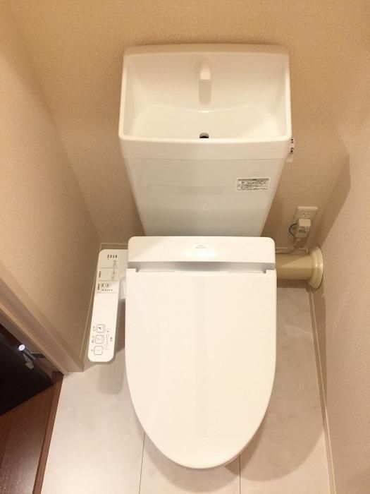 【トイレ】　温水洗浄暖房便座完備！