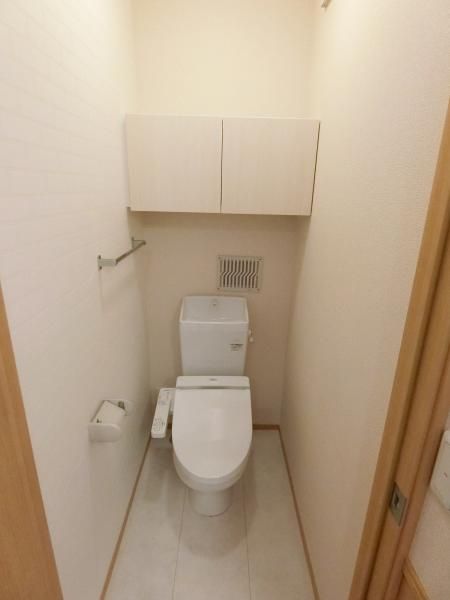 【トイレ】　温水洗浄暖房便座も完備されていますよ☆