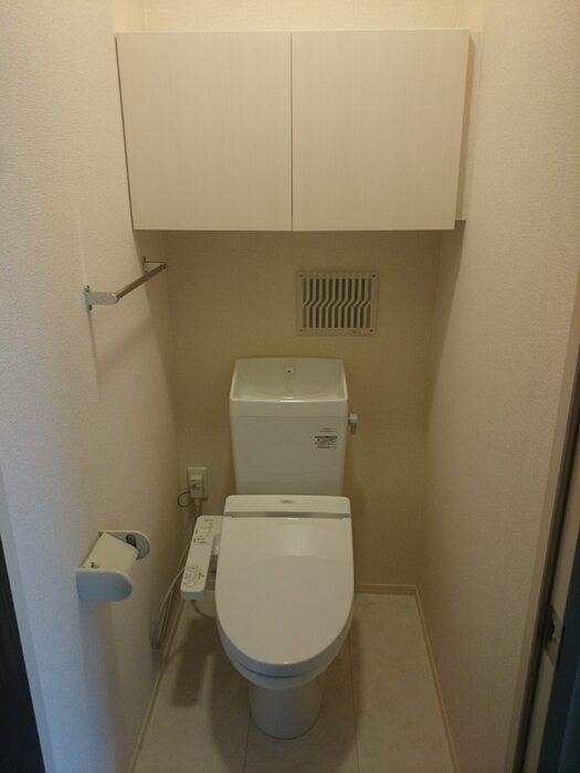 【トイレ】　温水洗浄暖房便座も完備しております☆