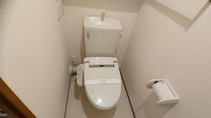 【トイレ】　もちろん温水洗浄暖房便座つき