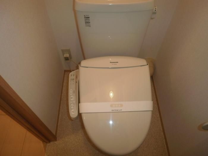 【トイレ】　温水洗浄暖房便座も完備されておりますよ☆