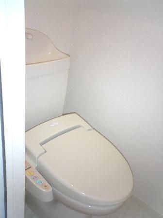 【トイレ】　もちろん、温水洗浄暖房便座完備してますよ♪