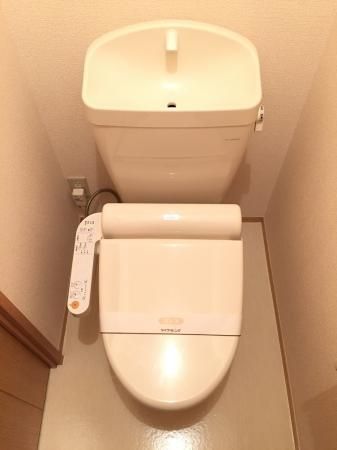 【トイレ】　温水洗浄暖房便座も完備されております☆