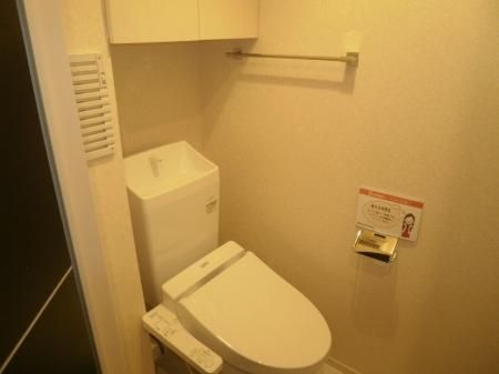 【トイレ】　もちろん、温水洗浄暖房便座も完備しております☆