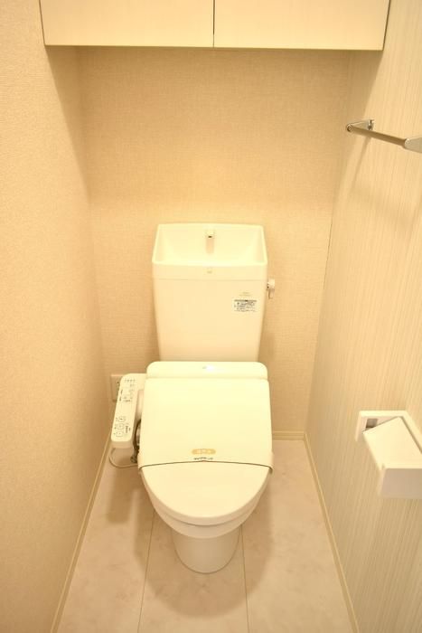 【トイレ】　温水洗浄暖房便座も完備されてますよ〜♪