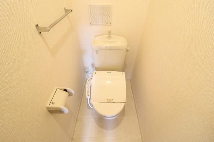 【トイレ】　温水洗浄暖房便座まで完備されてますよ☆