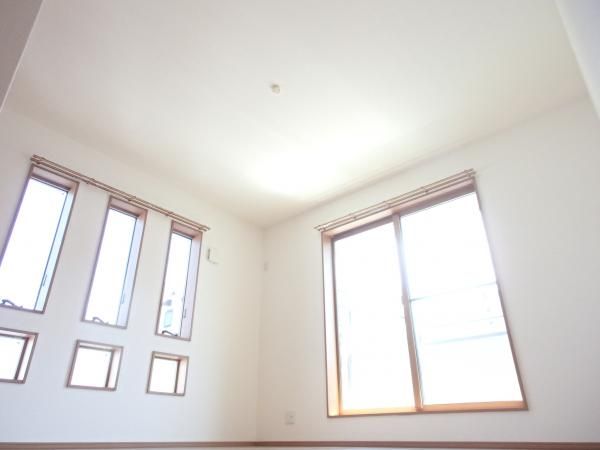 【寝室】　洋室も窓が多くて室内とっても明るいですよ♪