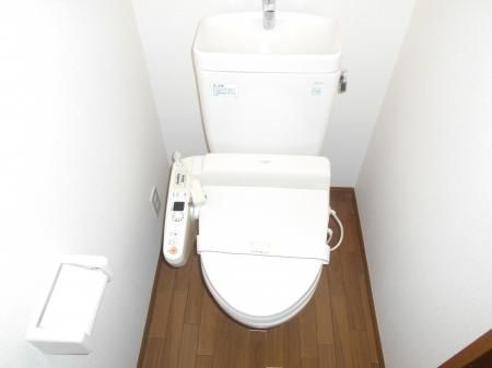 【トイレ】　温水洗浄暖房便座も完備されてますよ☆