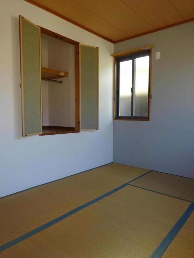 【その他部屋・スペース】　2F和室にも収納有！
畳は入居時新しくしますよ！