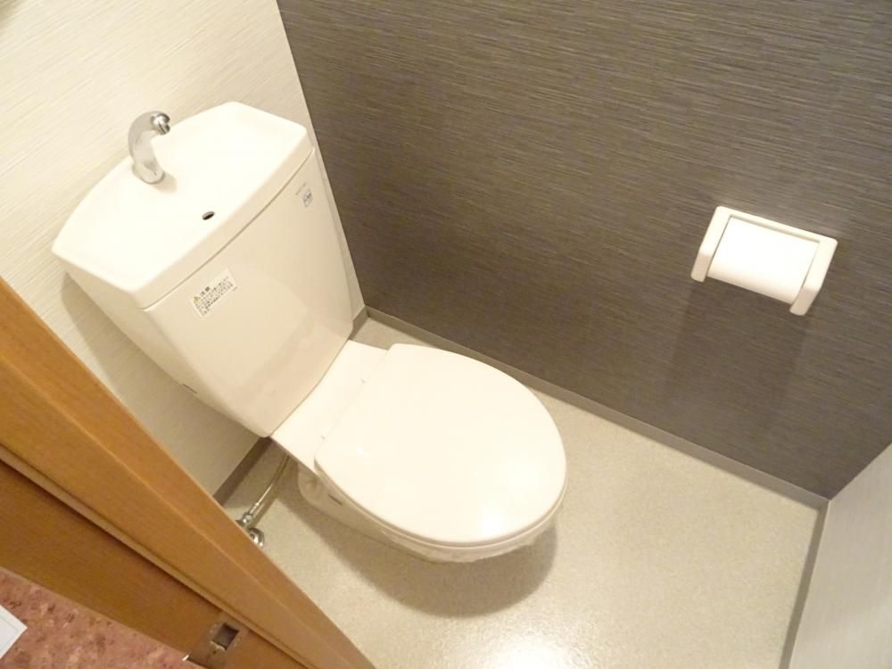 【トイレ】　壁紙がお洒落なトイレですね〜♪♪