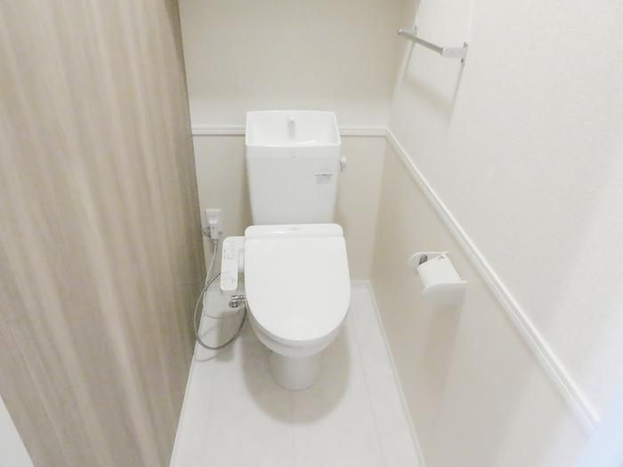 【トイレ】　嬉しい温水洗浄暖房便座付きのトイレ♪