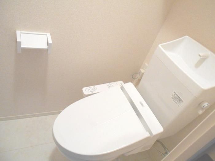 【トイレ】　温水洗浄暖房便座も完備しております☆