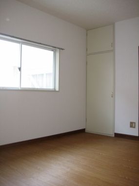 【その他部屋・スペース】　２階の洋室。各部屋に窓と収納があります