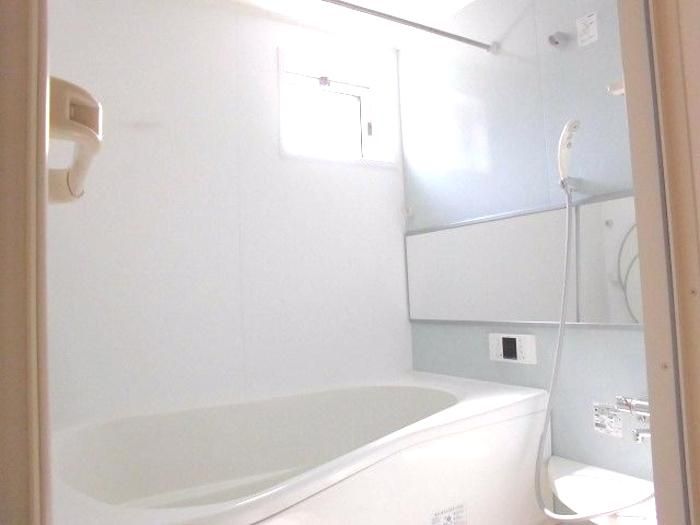 【バス】　小窓つきで明るい浴室