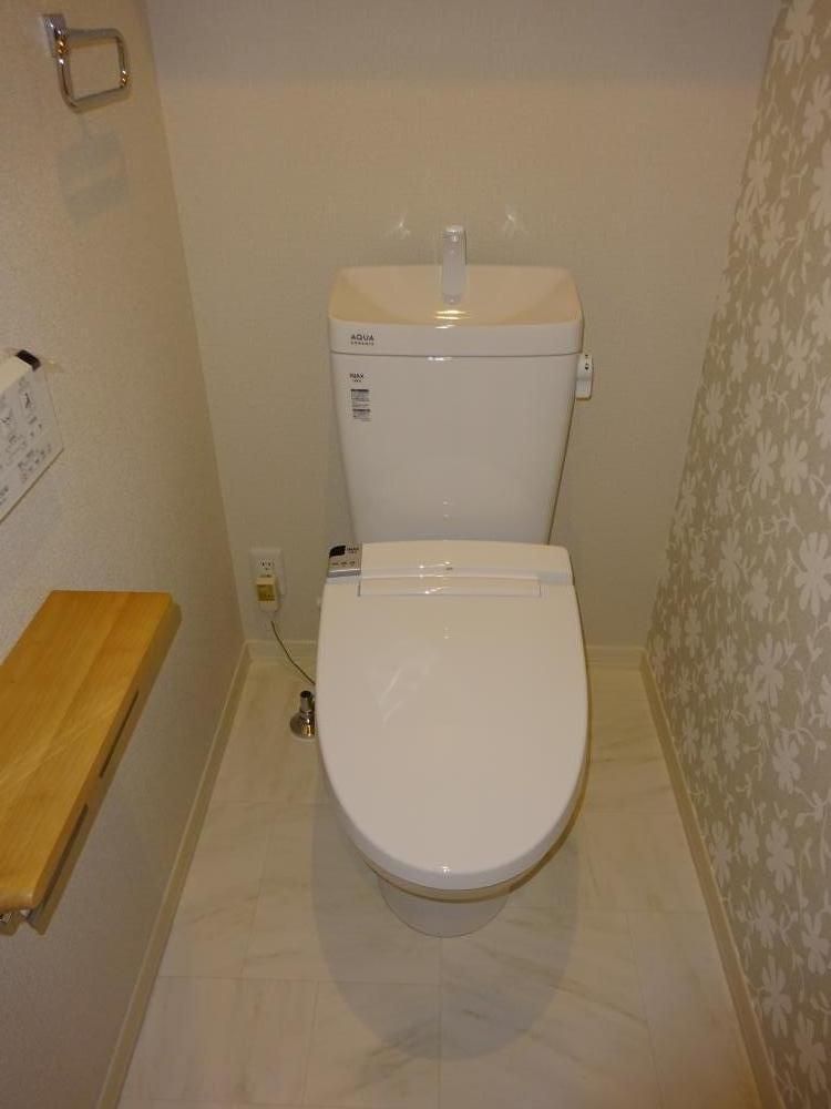 【トイレ】　温水洗浄便座付きのトイレですよ♪
