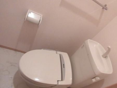 【トイレ】　温水洗浄暖房便座完備してますよ♪